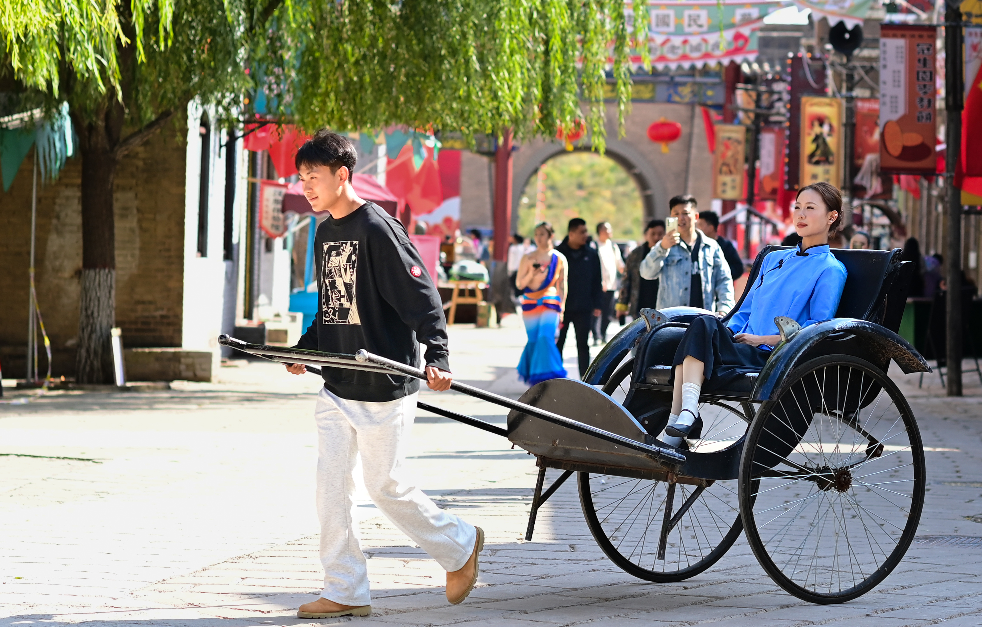 The Ordos Cultural Industry Park in Ordos City, Inner Mongolia Autonomous Region, is actively promoting holiday tourism through cultural experiences during the National Day and Mid-Autumn Festival holiday. /IC