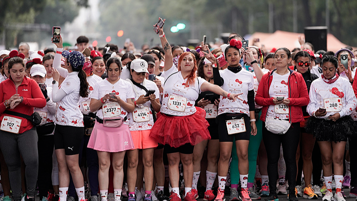 Live: Fans and runners flock to Hello Kitty Run in Mexico City
