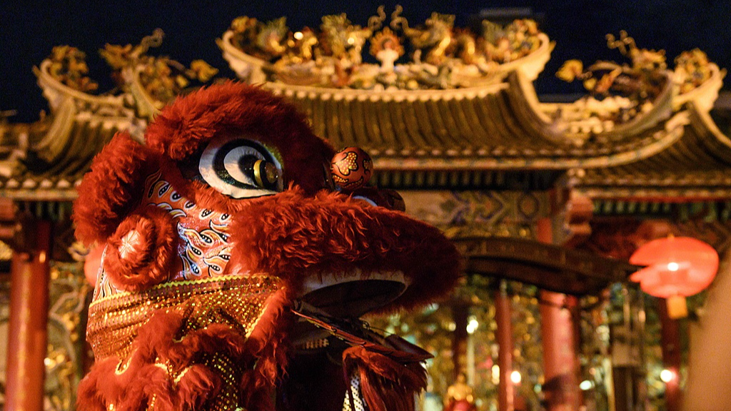 Lion dancers perform at a Chinese shrine to celebrate Mid-Autumn Festival in Chinatown in Bangkok, Thailand, September 13, 2019. /VCG