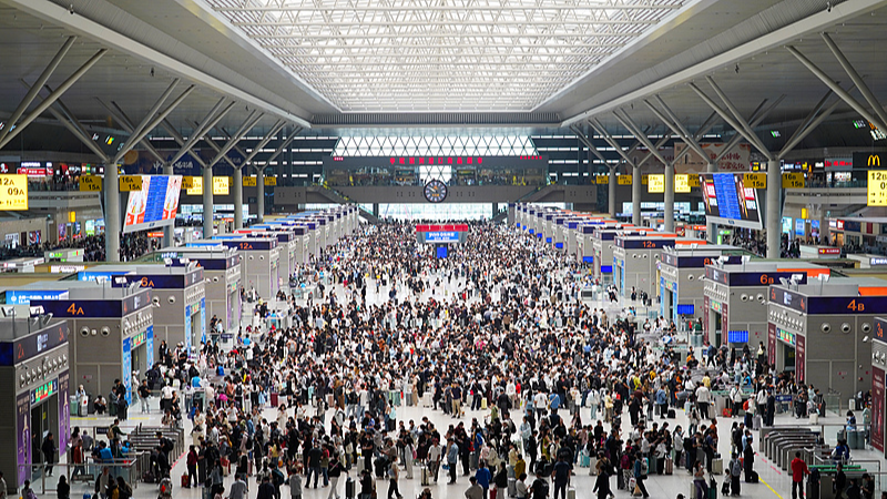 Record-breaking travel rush in China's National Day holiday
