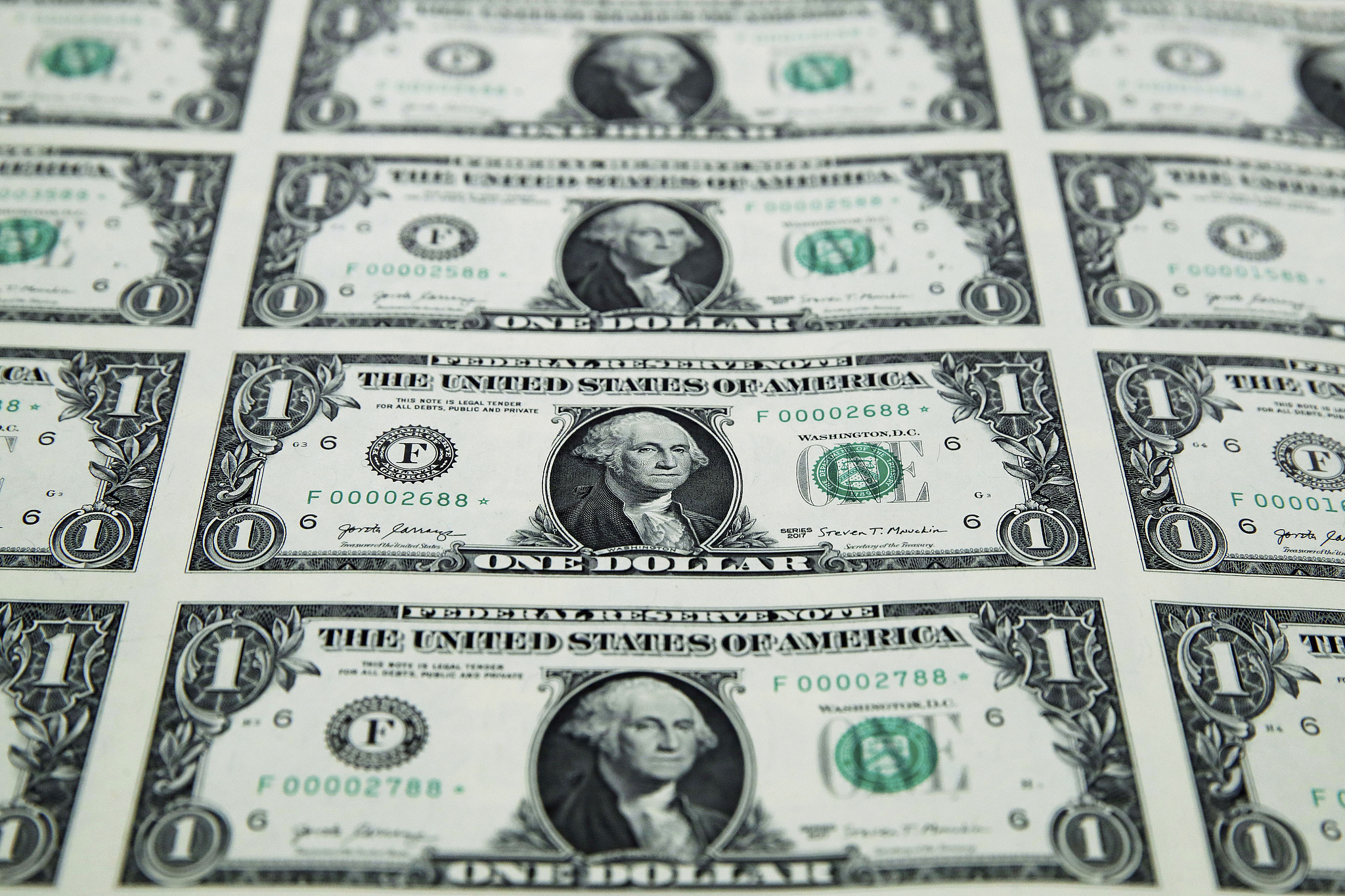 A sheet of $1 bills, at the Bureau of Engraving and Printing in Washington, US, November 15, 2017. /VCG