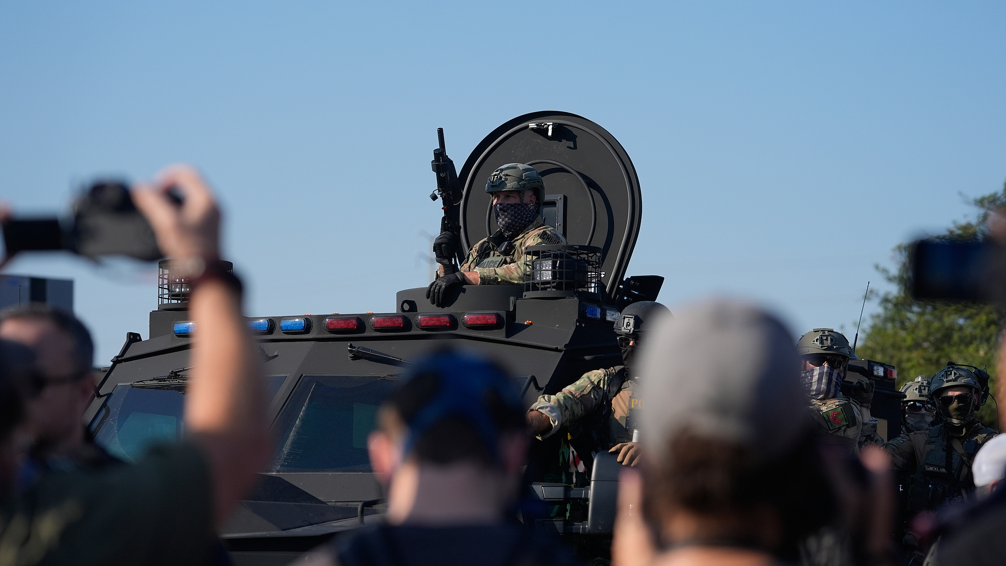 Federal law enforcement arrive near an Immigration and Customs Enforcement facility in Broadview, Illinois, U.S., October 3, 2025. /VCG
