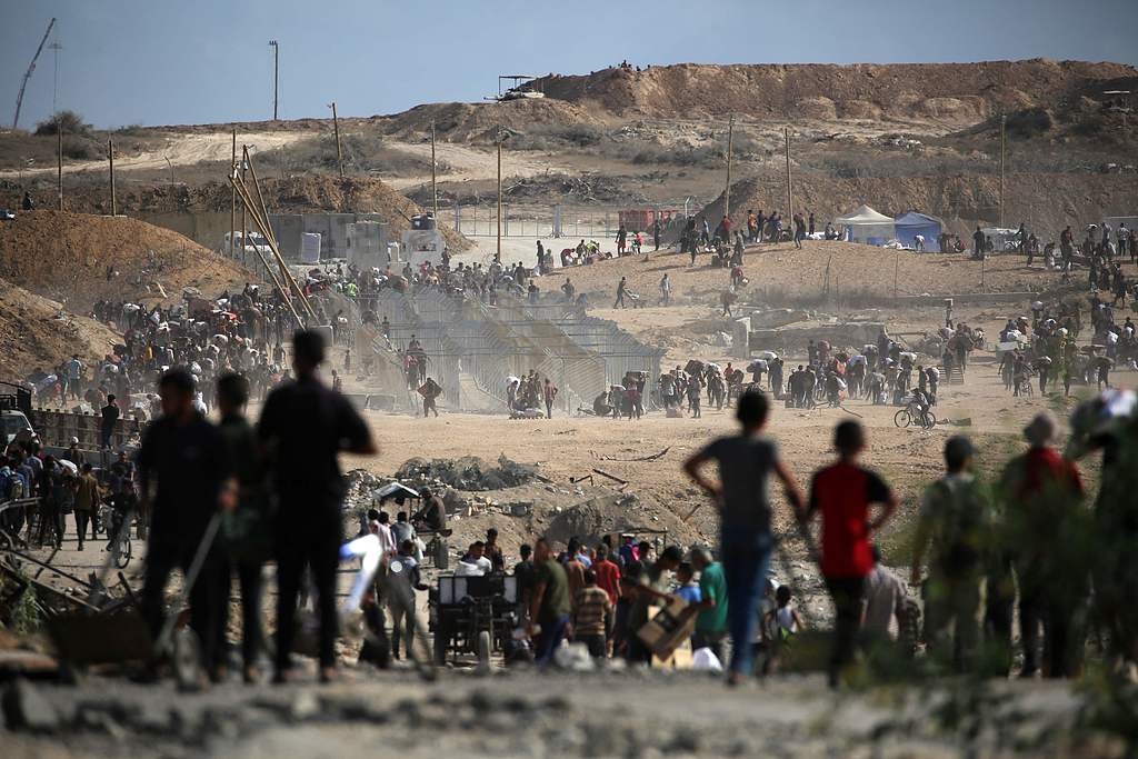 Palestinians carrying bags return from a food distribution point run by the U.S. and Israeli-backed Gaza Humanitarian Foundation (GHF) group, in central Gaza Strip on October 5, 2025. /CFP