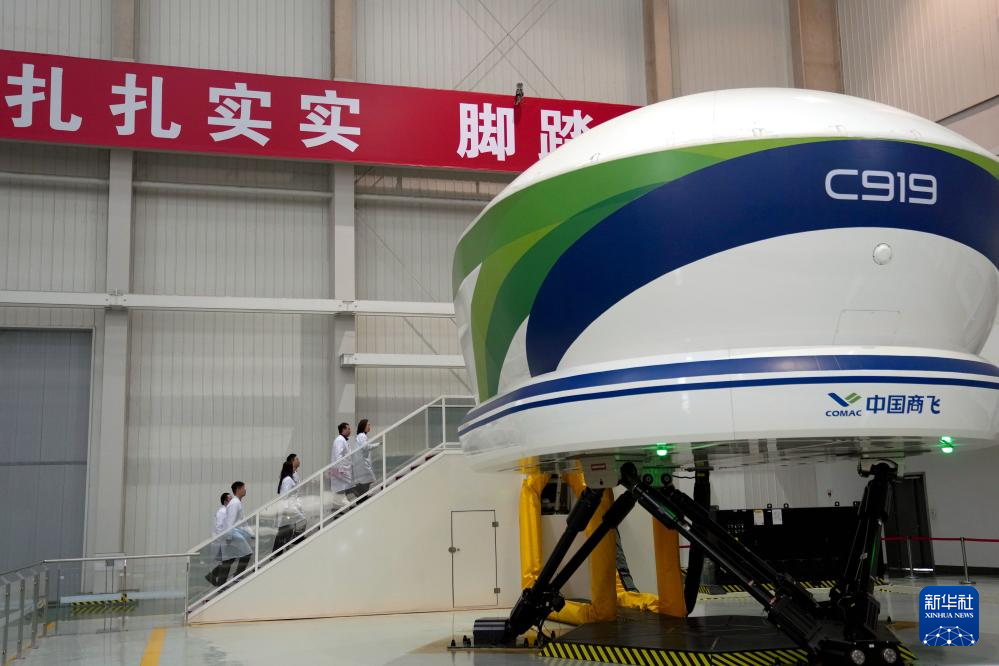 Zhao Chunling (first from right) prepares to enter the C919 engineering simulator with team members, March 5, 2025. /Xinhua