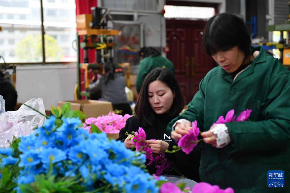 Yang Shuting guides workers in making artificial flowers at a production workshop in Chengbu Miao Autonomous County, Shaoyang City, central China's Hunan Province, March 5, 2025. /Xinhua