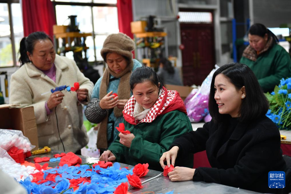 Yang Shuting guides workers in making artificial flowers at a production workshop in Chengbu Miao Autonomous County, Shaoyang City, central China's Hunan Province, March 5, 2025. /Xinhua