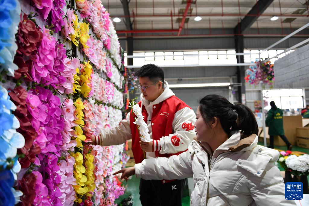 Yang Shuting guides workers in making artificial flowers at a production workshop in Chengbu Miao Autonomous County, Shaoyang City, central China's Hunan Province, March 5, 2025. /Xinhua