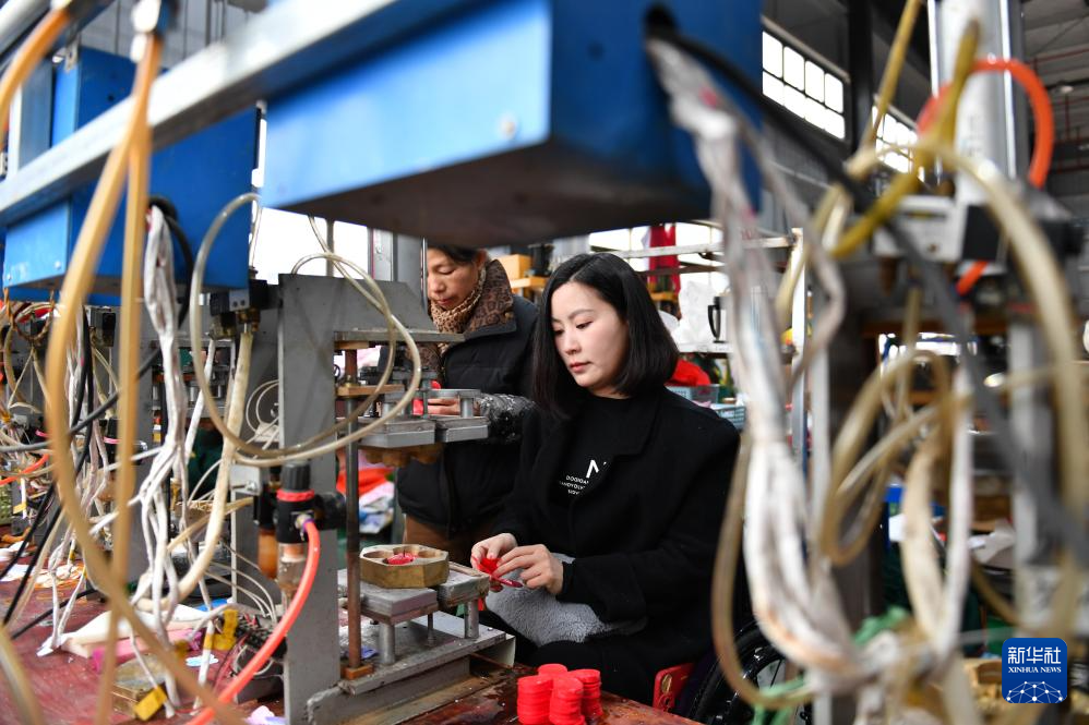Yang Shuting guides workers in making artificial flowers at a production workshop in Chengbu Miao Autonomous County, Shaoyang City, central China's Hunan Province, March 5, 2025. /Xinhua