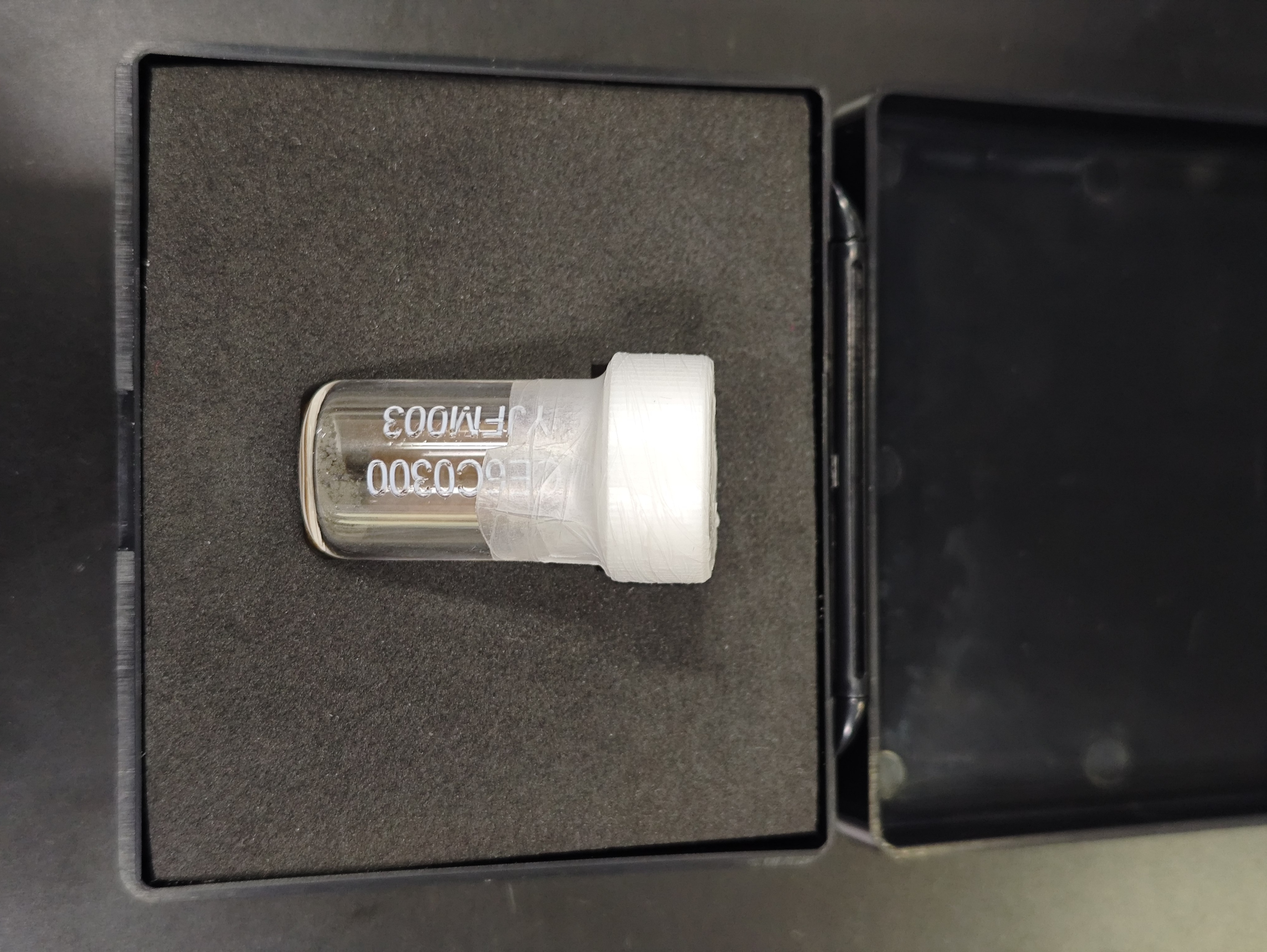 Chang'e 6 lunar samples for research. /CNNC