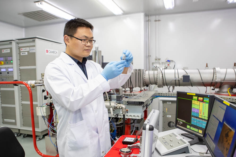 A researcher is observing the far-side lunar samples. /CNNC