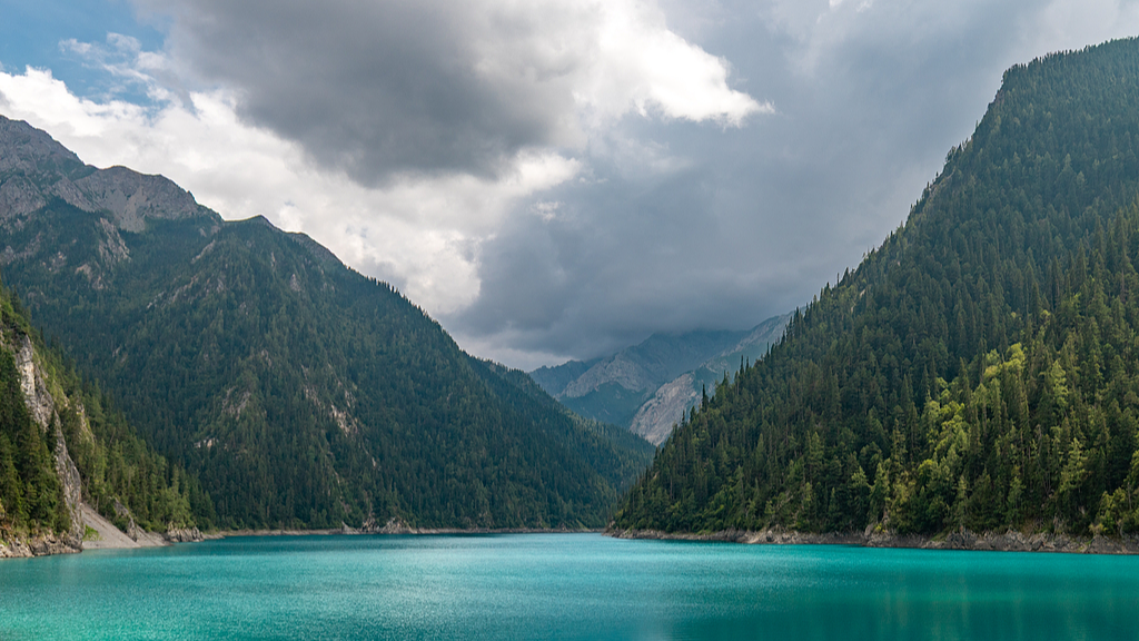Live: Take in the magnificent scene of Long Lake in Jiuzhaigou