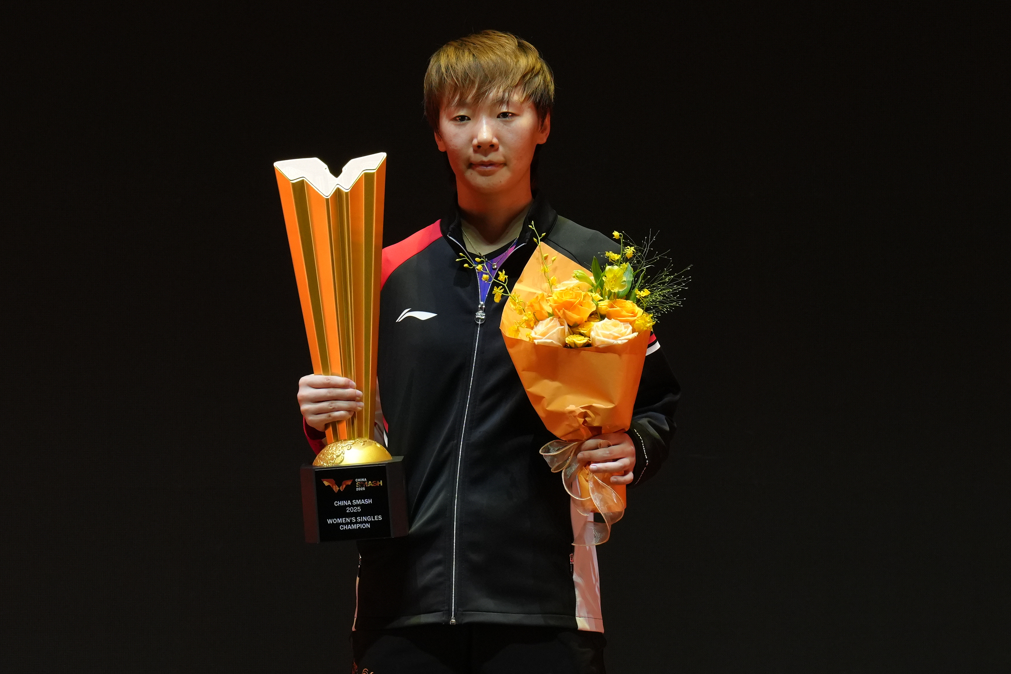 Wang Manyu displays the championship trophy after beating Chinese compatriot Sun Yingsha in the women's singles final at the WTT China Smash in Beijing, October 5, 2025. /VCG