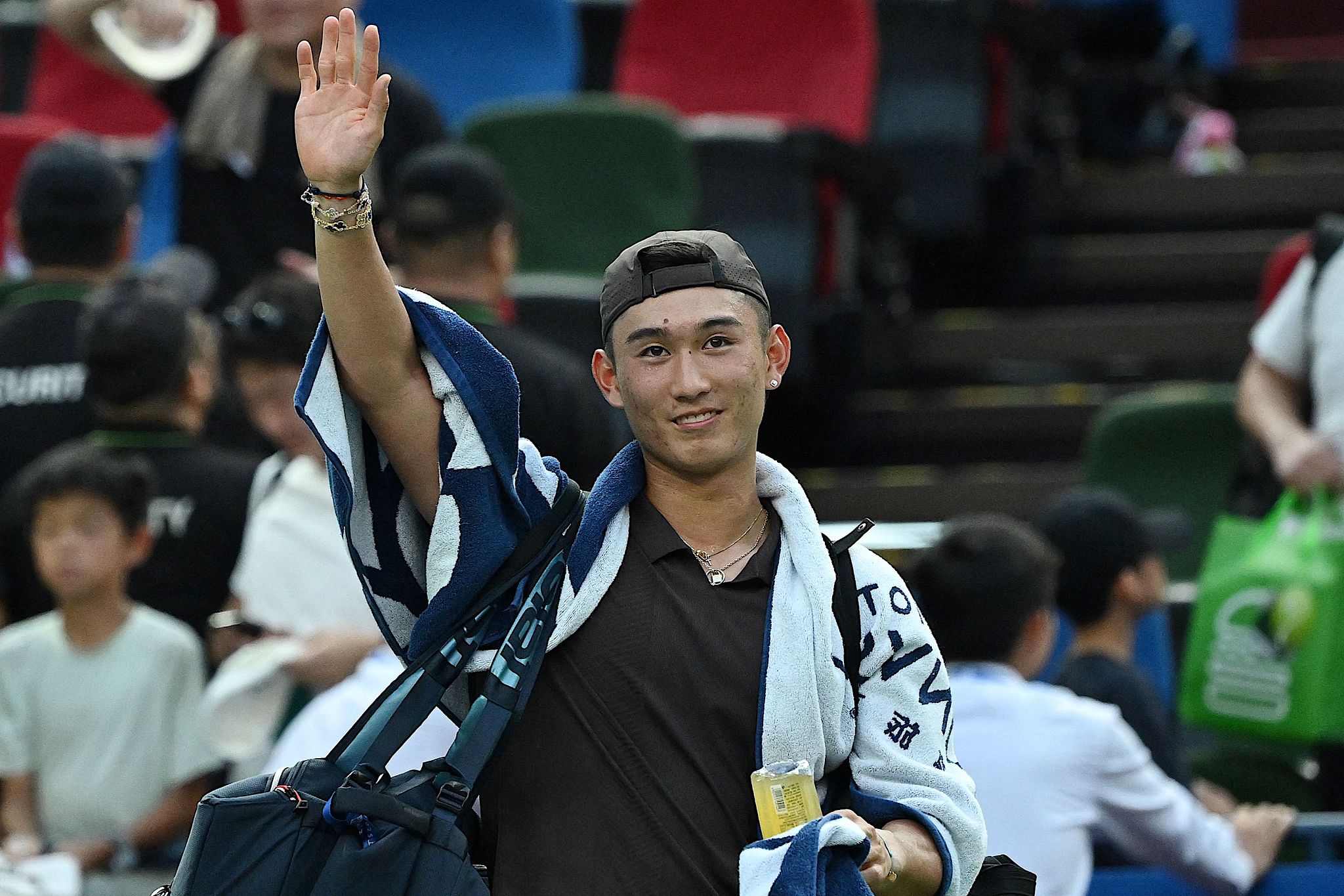 China's Shang Juncheng acknowledges the crowd after losing the men's singles match against Portugal's Nuno Borges at the Shanghai Masters  in Shanghai, China, October 6, 2025. /VCG