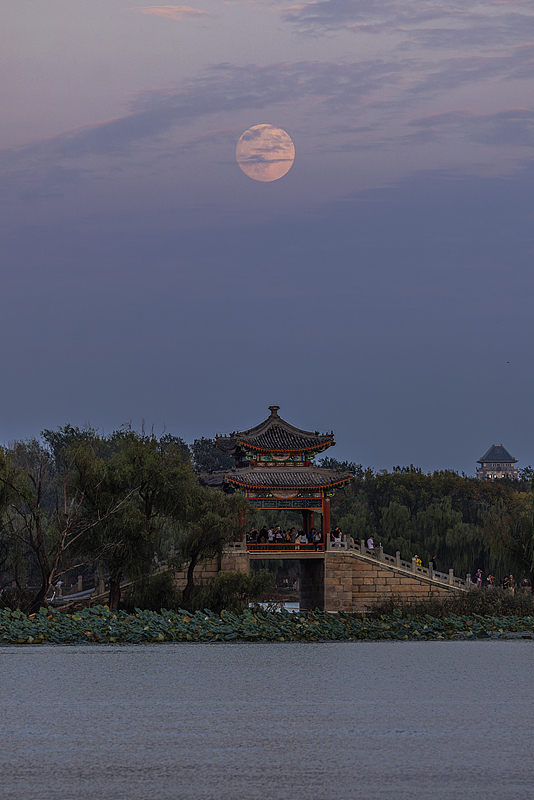 A full moon is seen above the Lian Bridge on the West Causeway of the Summer Palace in Beijing, Oct. 6, 2025. /VCG