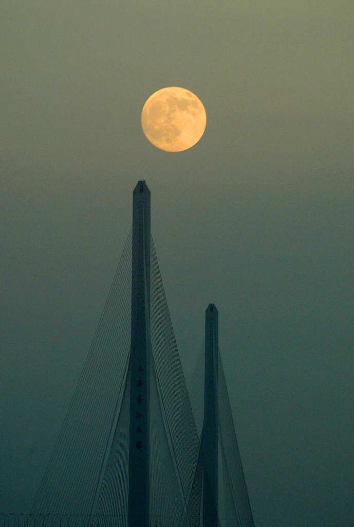 A full moon rises above the Yangtze River Bridge in Shanghai, Oct. 6, 2025. /VCG