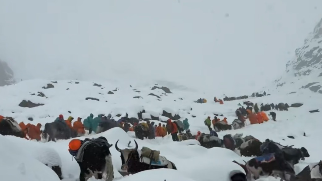 Hikers and hiking service personnel are stranded by heavy snowfall in Dingri County, Xigaze City, southwest China's Xizang Autonomous Region. /CMG