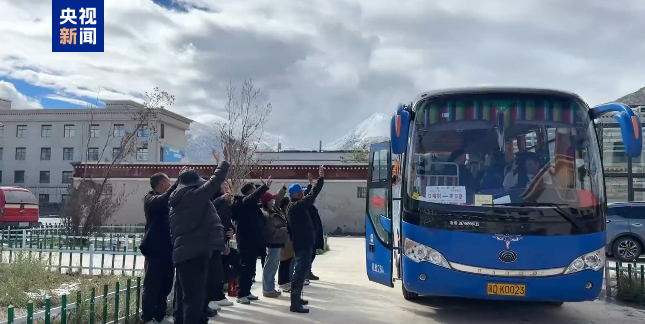 Hikers arrive safely in Qudeng Township and nearby areas in Dingri County, Xigaze City, southwest China's Xizang Autonomous Region. /CMG