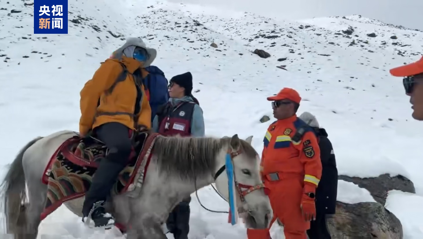 Hikers are escorted by local staff down the mountain in Dingri County, Xigaze City, southwest China's Xizang Autonomous Region. /CMG