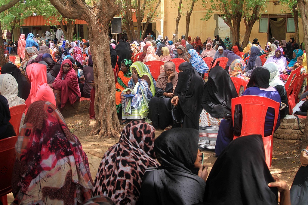 Sudanese women wait for their turn to receive humanitarian aid at a center run by international organizations in the Hatana district of northern Khartoum, August 28, 2025. /VCG