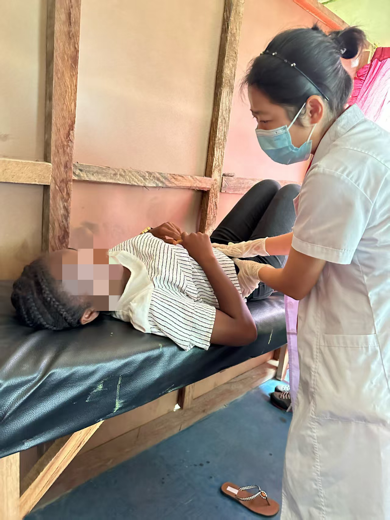 Chinese doctor Yuan Jingwei examines a patient during a mobile clinic in Monrovia, Liberia, 2023. /Yuan Jingwei