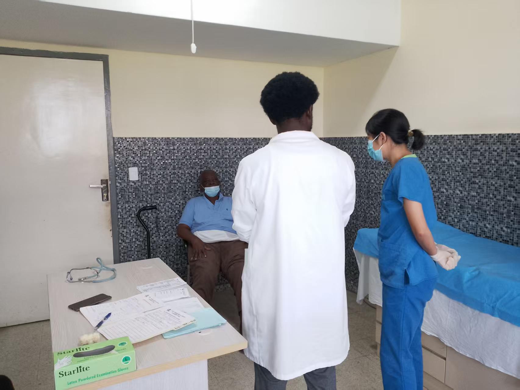 Chinese doctor Yuan Jingwei instructs a local physician during a clinical training session at the JFK Medical Center in Monrovia, Liberia, 2023. /Yuan Jingwei