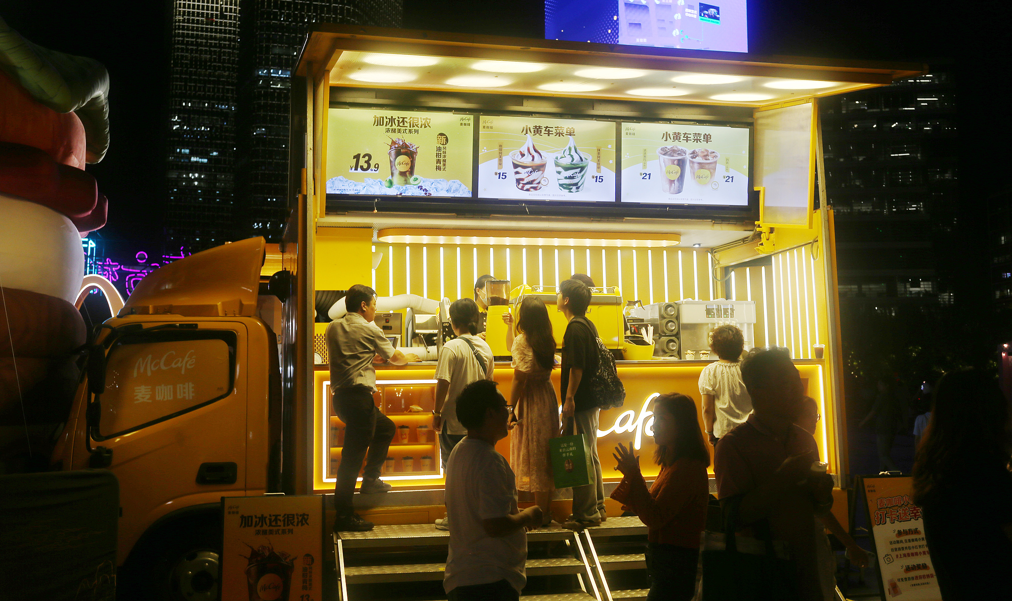 A Chinese-style McCafé mobile cart at the Mid-Autumn market co-hosted by the two brands, held at Xuhui Riverside Plaza, Shanghai, China, September 22, 2025. /VCG
