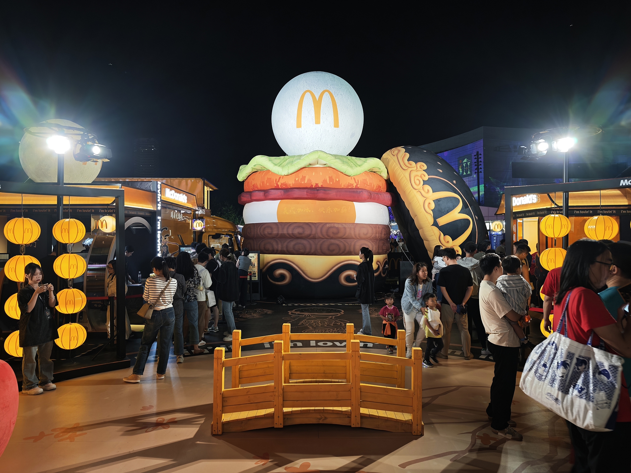 A large-scale co-branded hamburger-shaped model at the Mid-Autumn market co-hosted by the two brands, held at Xuhui Riverside Plaza, Shanghai, China, September 20, 2025. /VCG