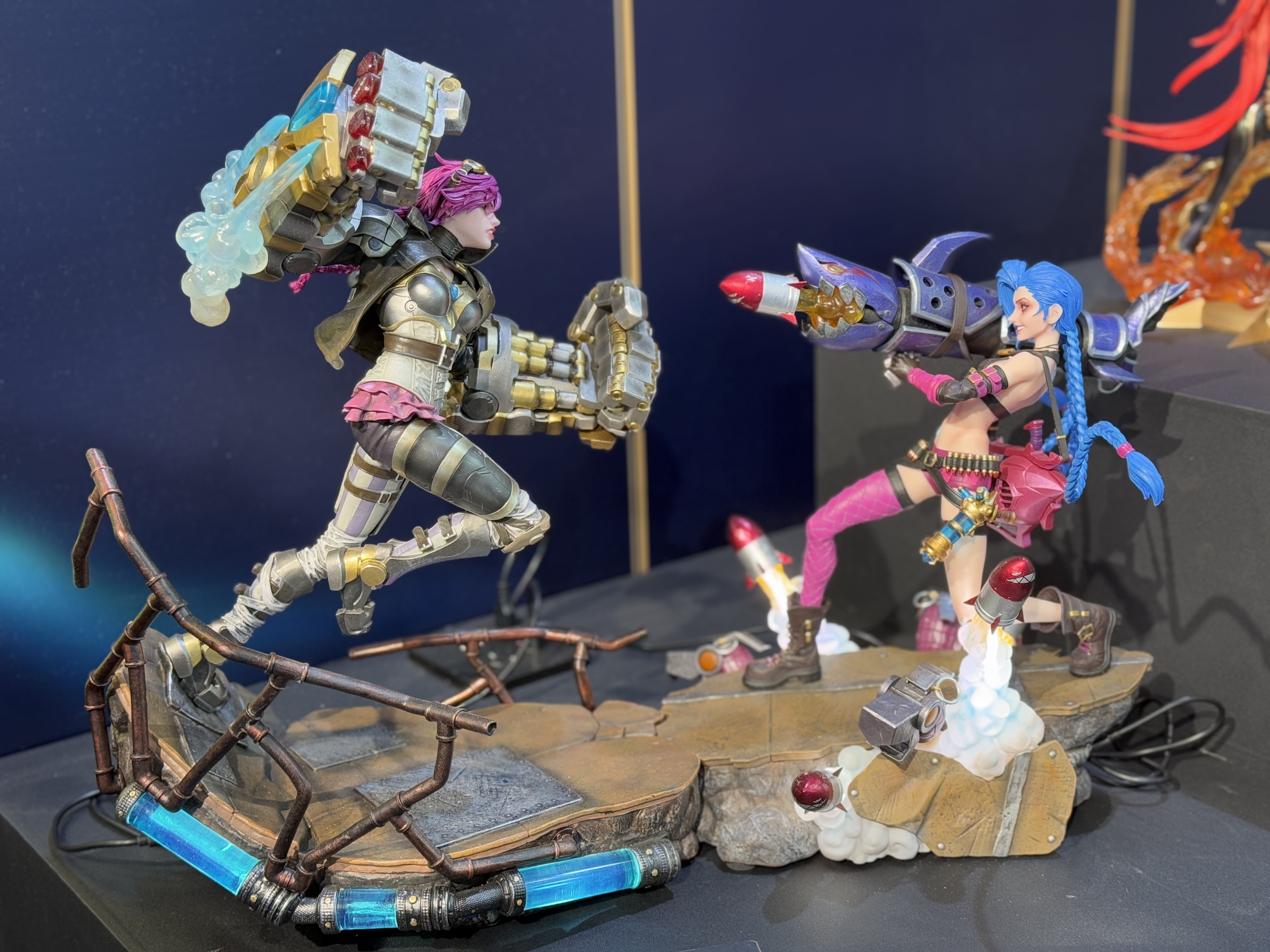 A model depicts the classic battle scene between Jinx and Vi from the 