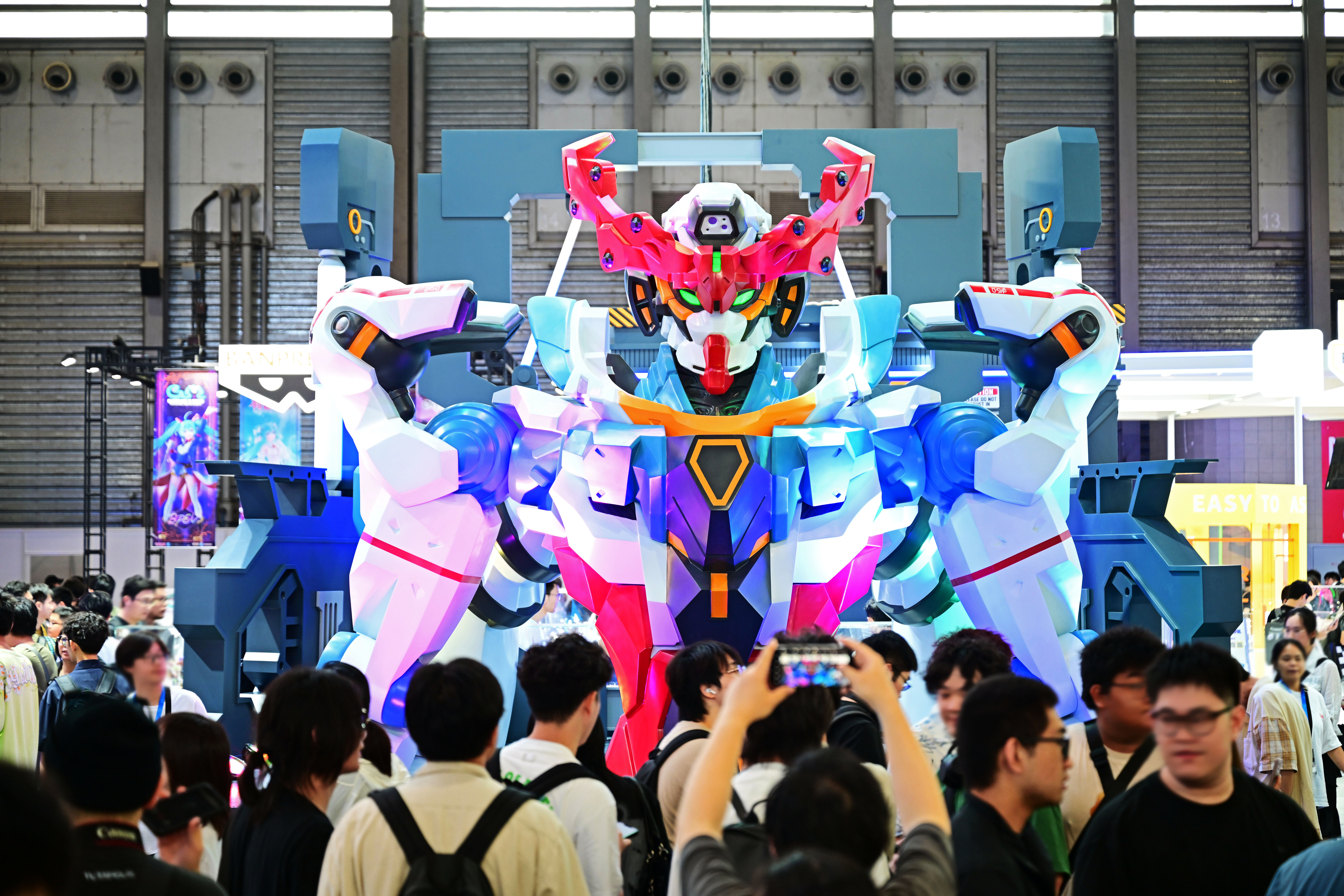 The crowd gather around a large-scale Gundam model at Wonder Festival 2025 (WF 2025) in Shanghai, east China, October 2, 2025. /CFP