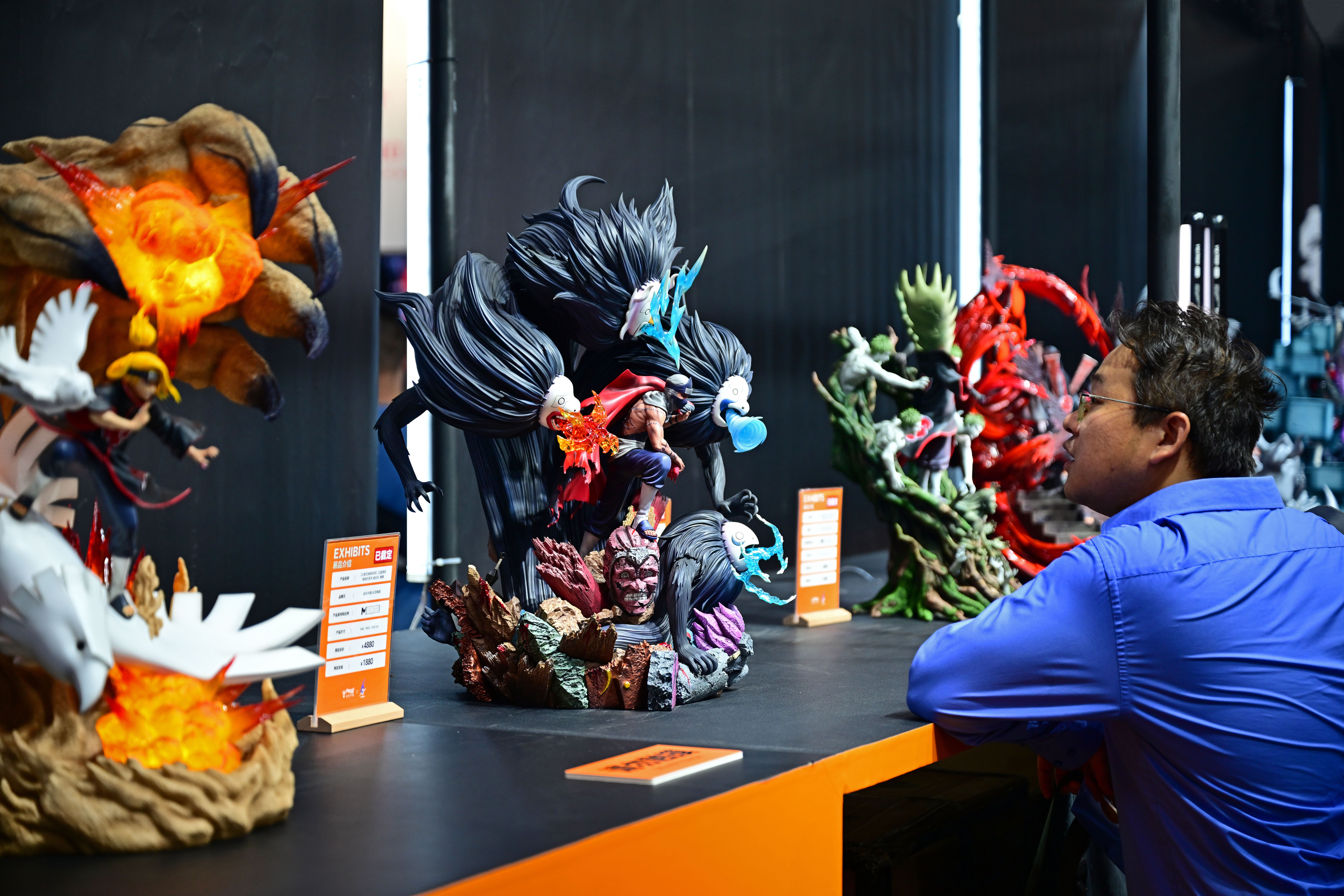A man looks at some exquisite figurines at WF 2025 in Shanghai, east China, October 2, 2025. /CFP