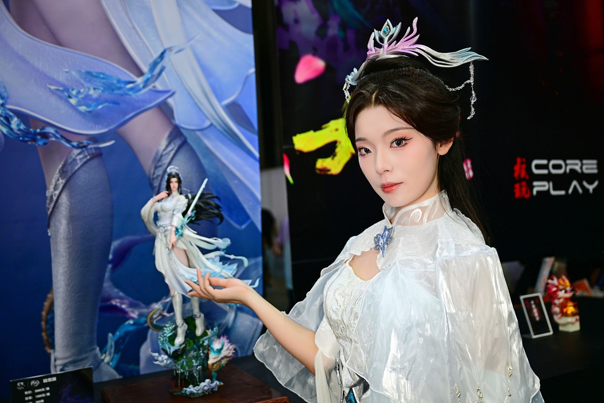 A cosplayer stands next to the figurine of the character she's cosplaying at WF 2025 in Shanghai, east China, October 2, 2025. /CFP