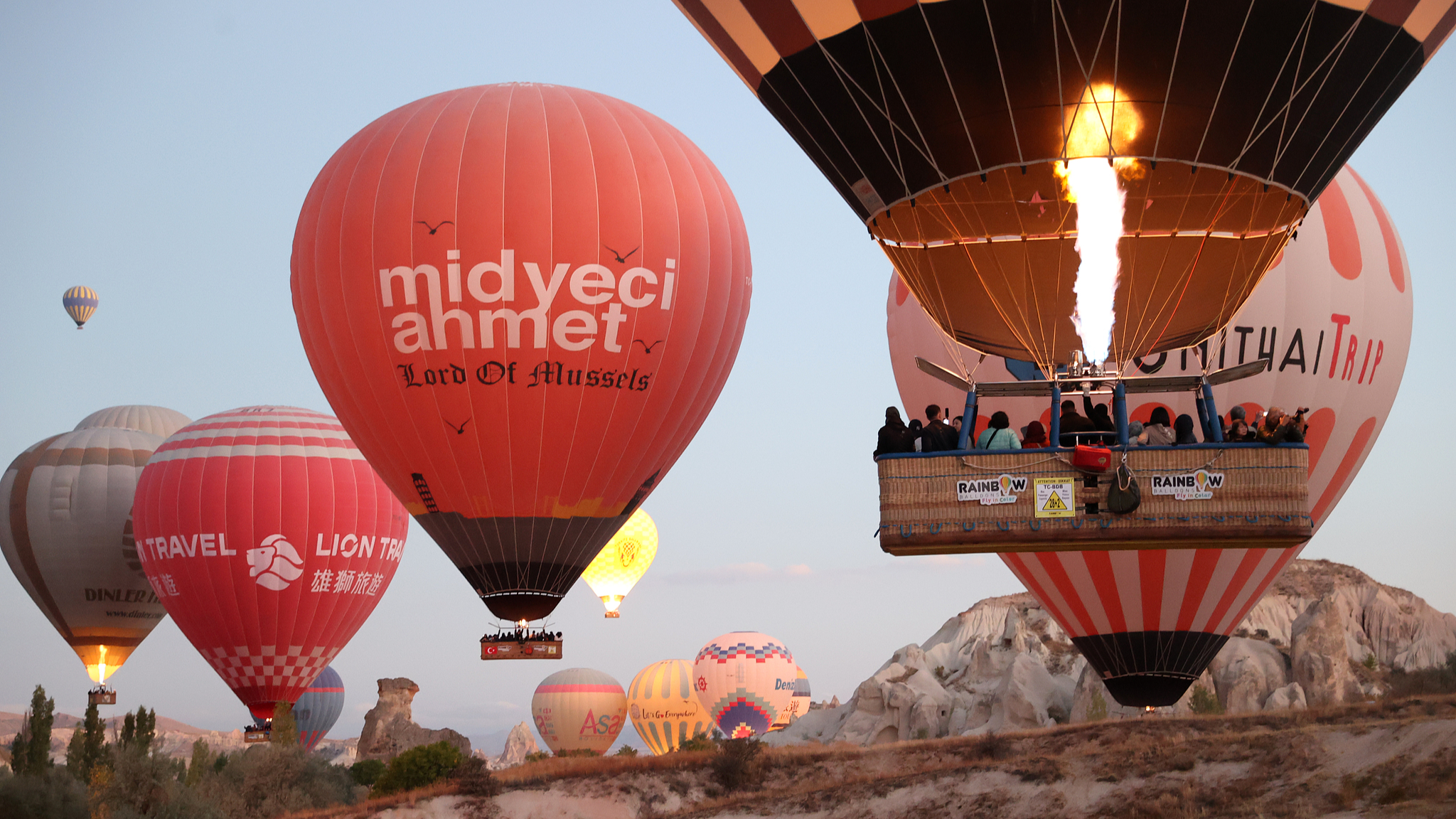 Chinese tourists take to the skies in a hot air balloon in Nevsehir, Türkiye, October 2, 2025. /CFP