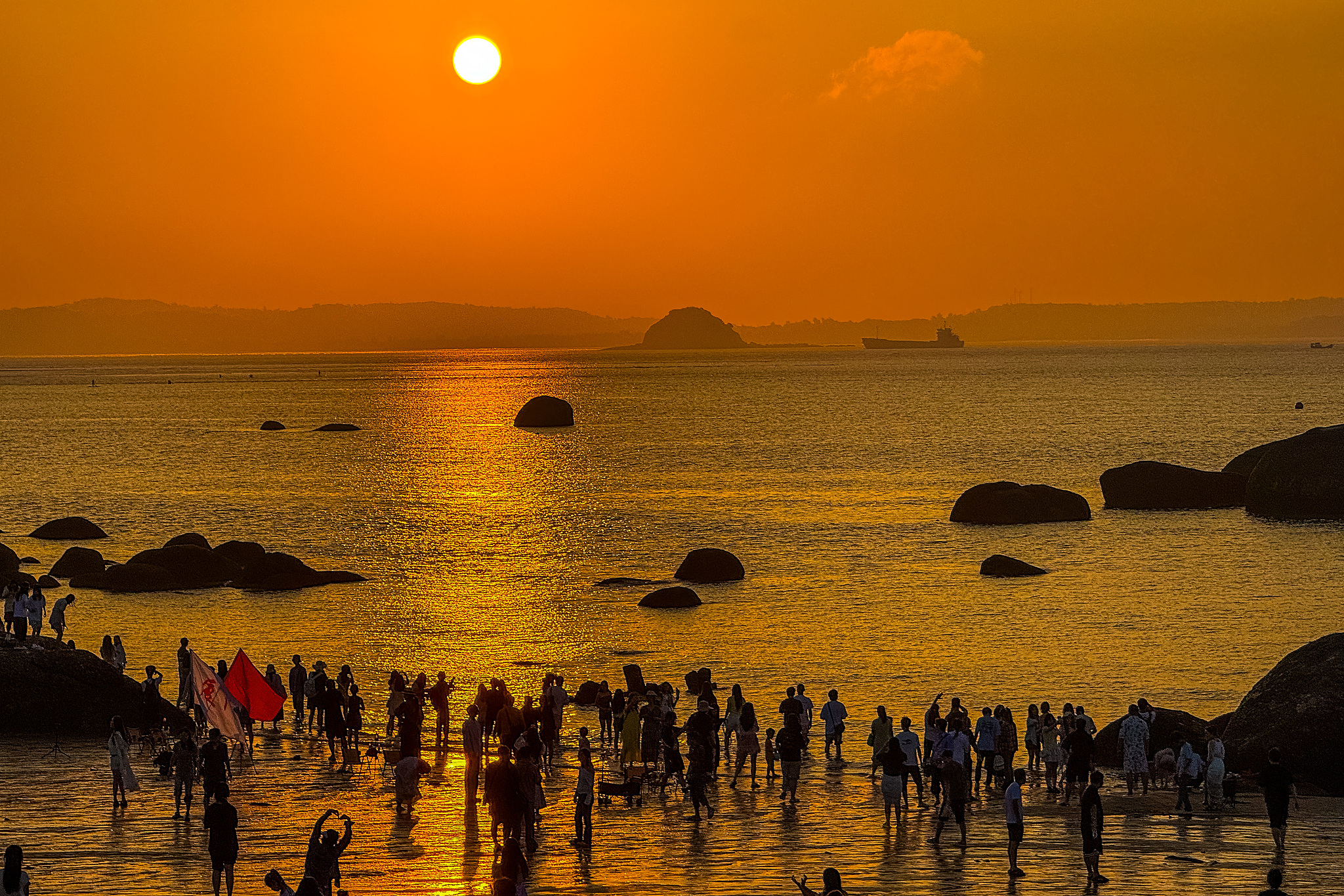 Tourists watch the sunrise over the sea at Huangcuo Beach, Xiamen, east China's Fujian Province, October 7, 2025. /CFP