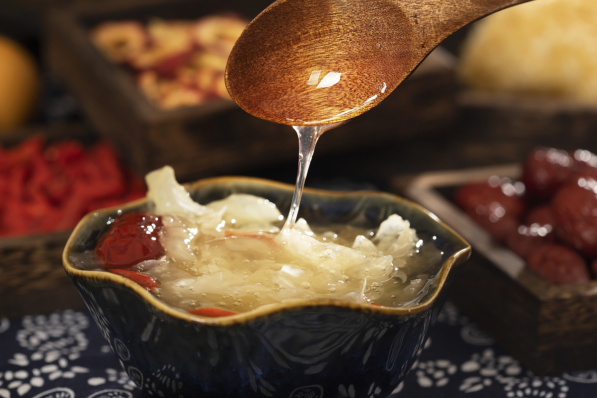 A soup made of dates, white fungus and Goji berries is pictured. /VCG