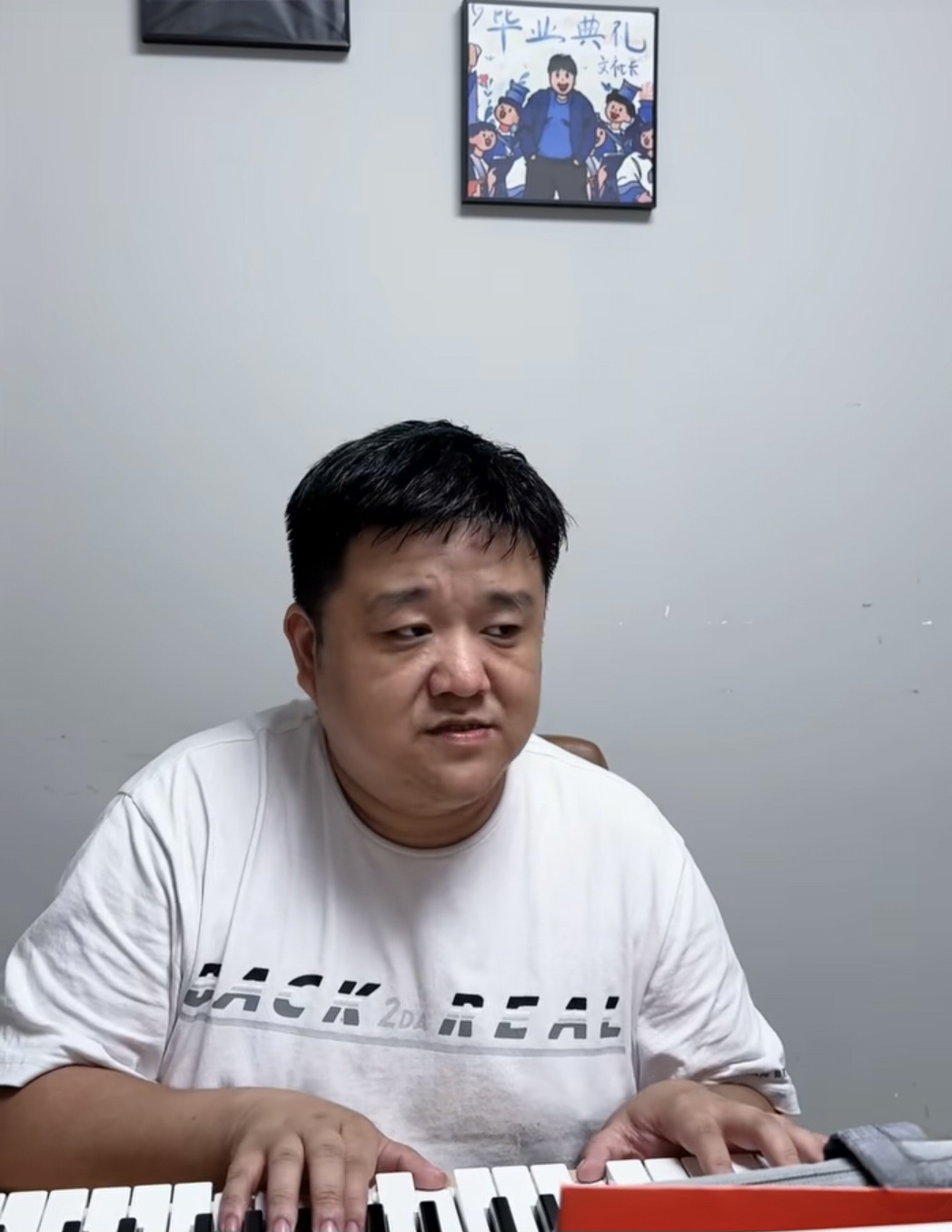 In some of his first videos, MasterWen recorded himself playing the piano and singing simple, heartfelt performances that unexpectedly gained traction online. /@masterwen_hao