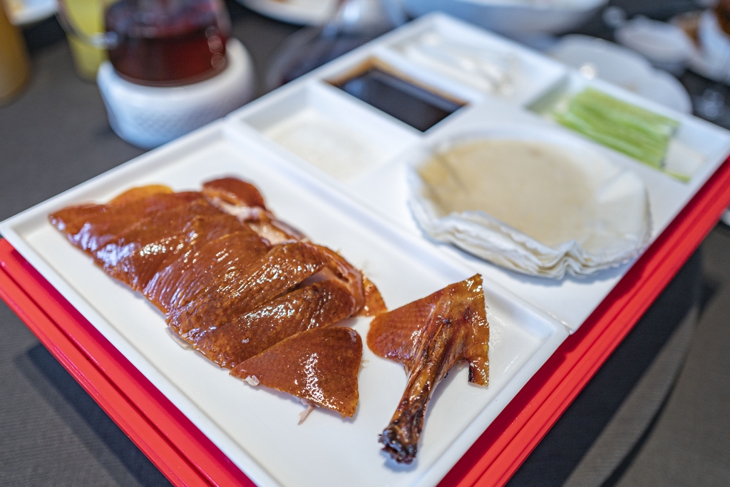 Sliced crispy roast duck is pictured in Shanghai on October 7, 2025. /IC