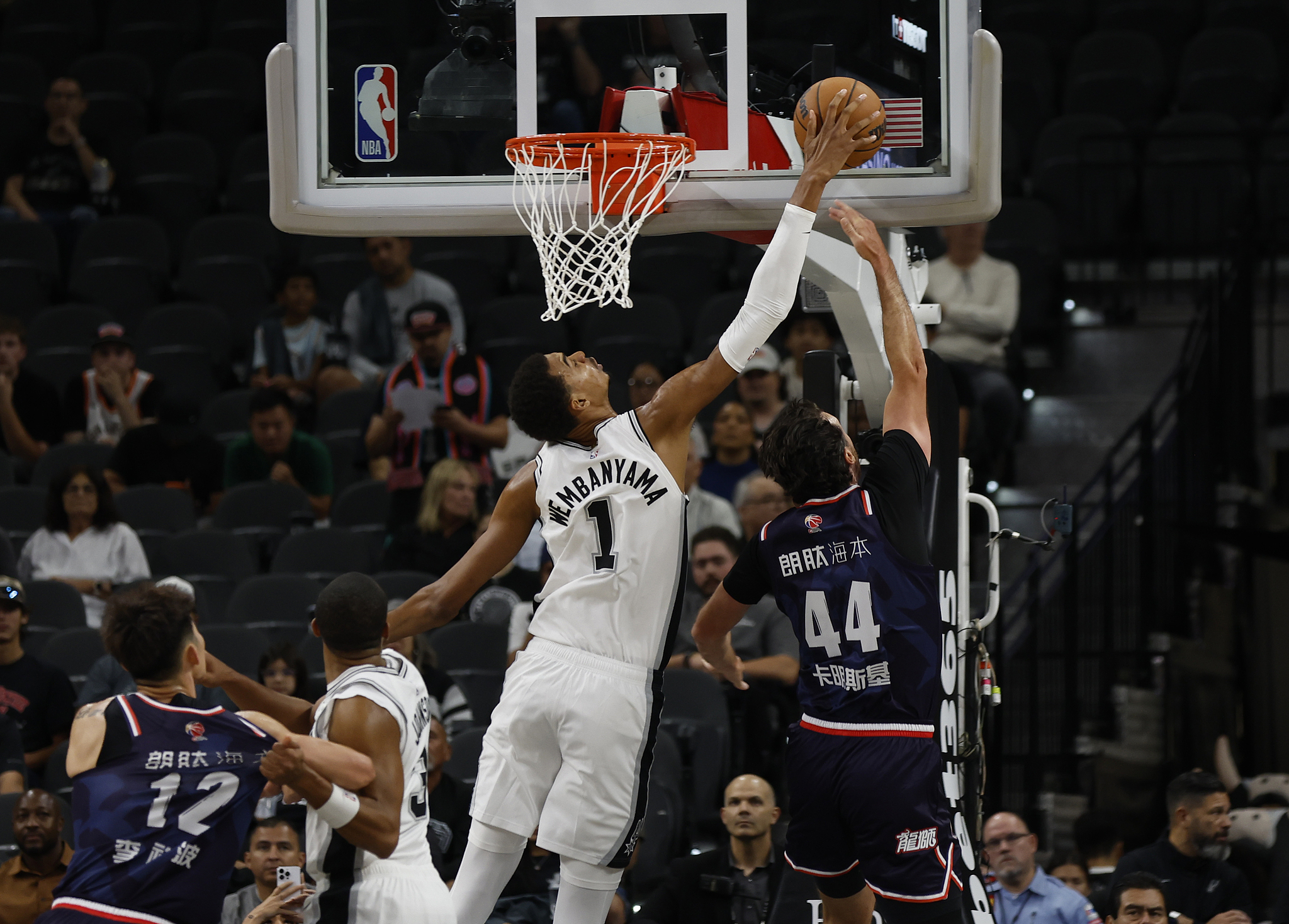 Victor Wembanyama of the San Antonio Spurs (#1) blocks a shot by Frank Kaminsky of the Guangzhou Loong Lions in a preseason NBA game at the Frost Bank Center in San Antonio, Texas, October 6, 2025. /VCG
