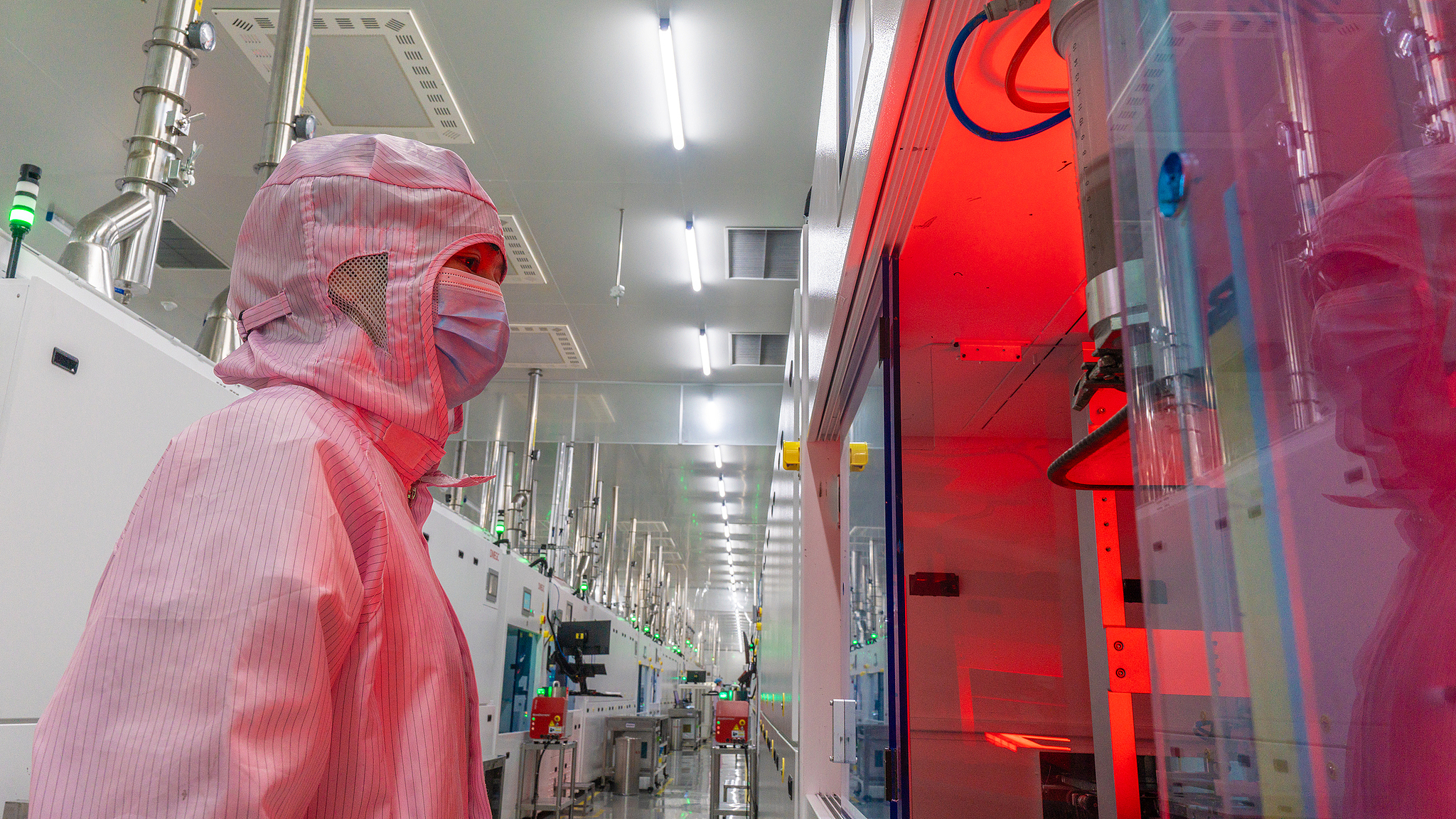 A worker observing operations in a semiconductor manufacturing factory in Jinhua City, Zhejiang Province, China, July 11, 2024. /VCG