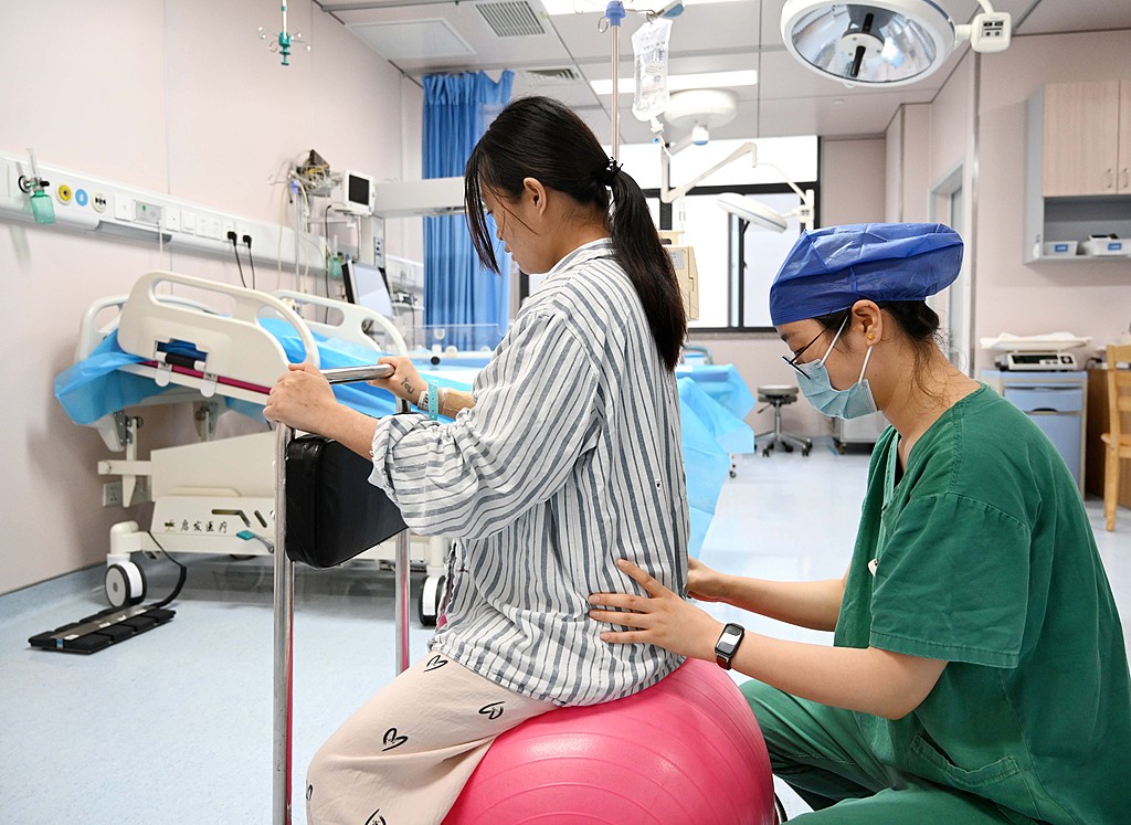 Obstetric staff at a hospital provides prenatal touch therapy to an expectant mother to ease her anxiety, Jinhua City, Zhejiang Province, east China, May 9, 2025. /VCG
