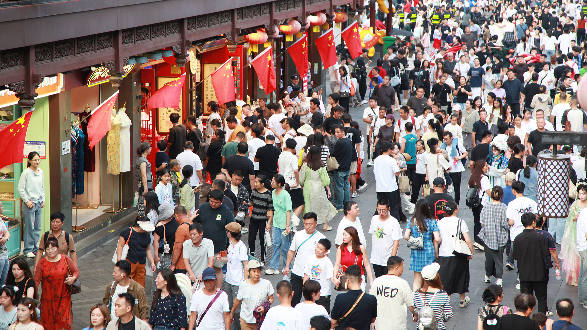 China sees travel and consumption boom during National Day holiday