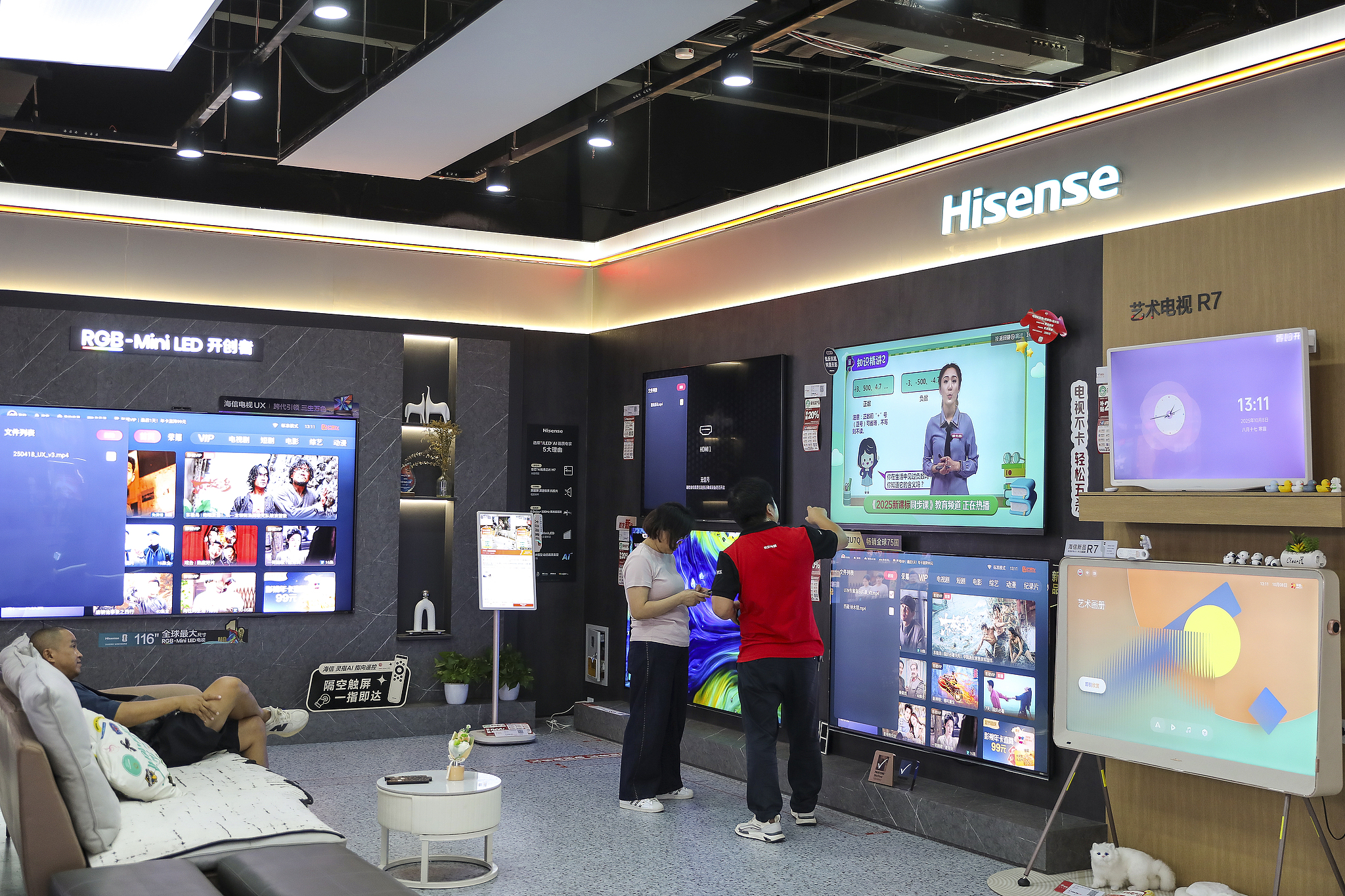 Shoppers are getting ready to buy a television set as Shanghai rolls out consumption subsidies during the National Day holiday, October 8, 2025. /VCG