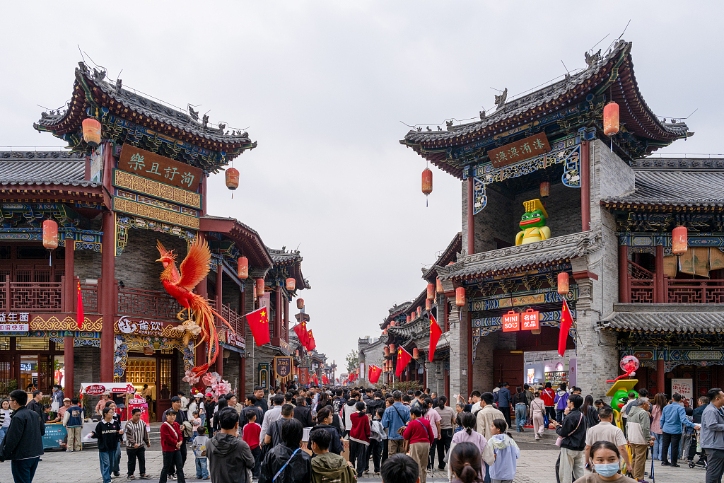 Crowds of tourists flock to Zhenwei Water City, Zhengzhou City, central China's Henan Province, October 3, 2025. /VCG