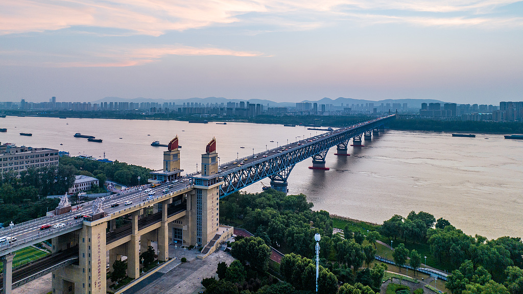Live: Marvel at the grandeur of the Nanjing Yangtze River Bridge