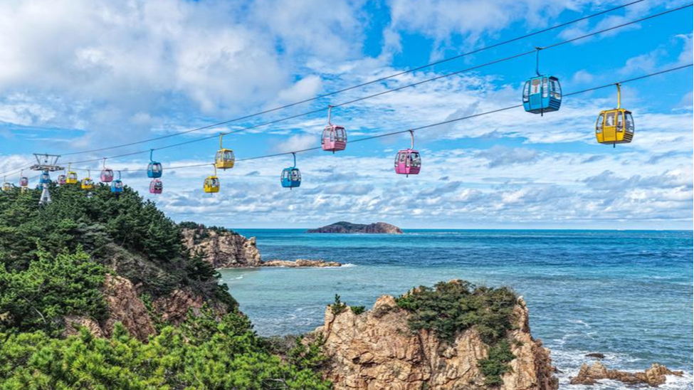Tourists taking sightseeing cable cars at a scenic spot in Rongcheng, east China's Shandong Province, October 7, 2025. /Xinhua