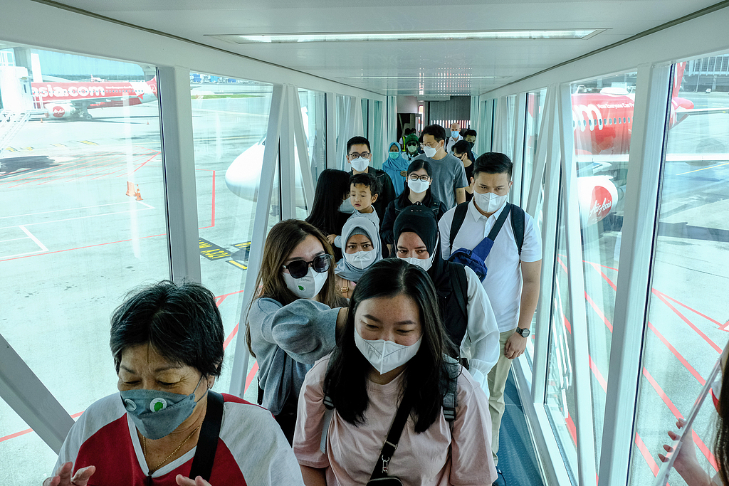 Passengers disembark a flight at Kuala Lumpur International Airport in Malaysia, April 1, 2022. /CFP