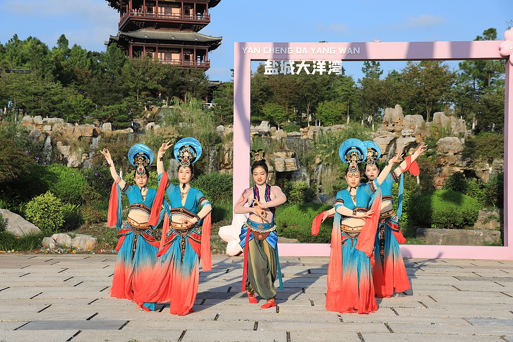 Dayang Bay Scenic Area's high-altitude silk hanging 