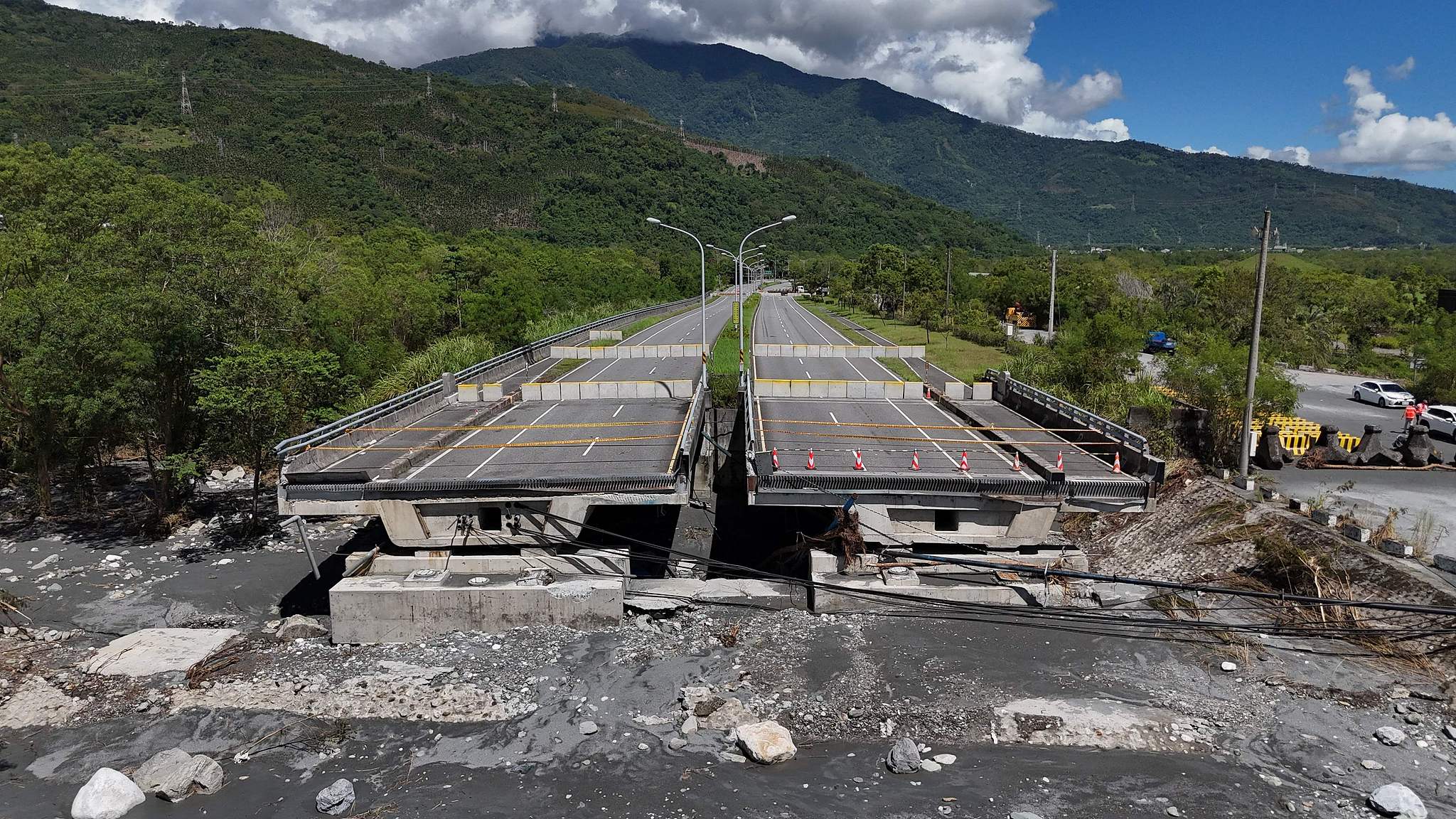 An aerial image of a damaged bridge over Mataian Creek in Hualien, Taiwan, after Super Typhoon Ragasa pounded the island with torrential rains, September 25, 2025. /CFP 