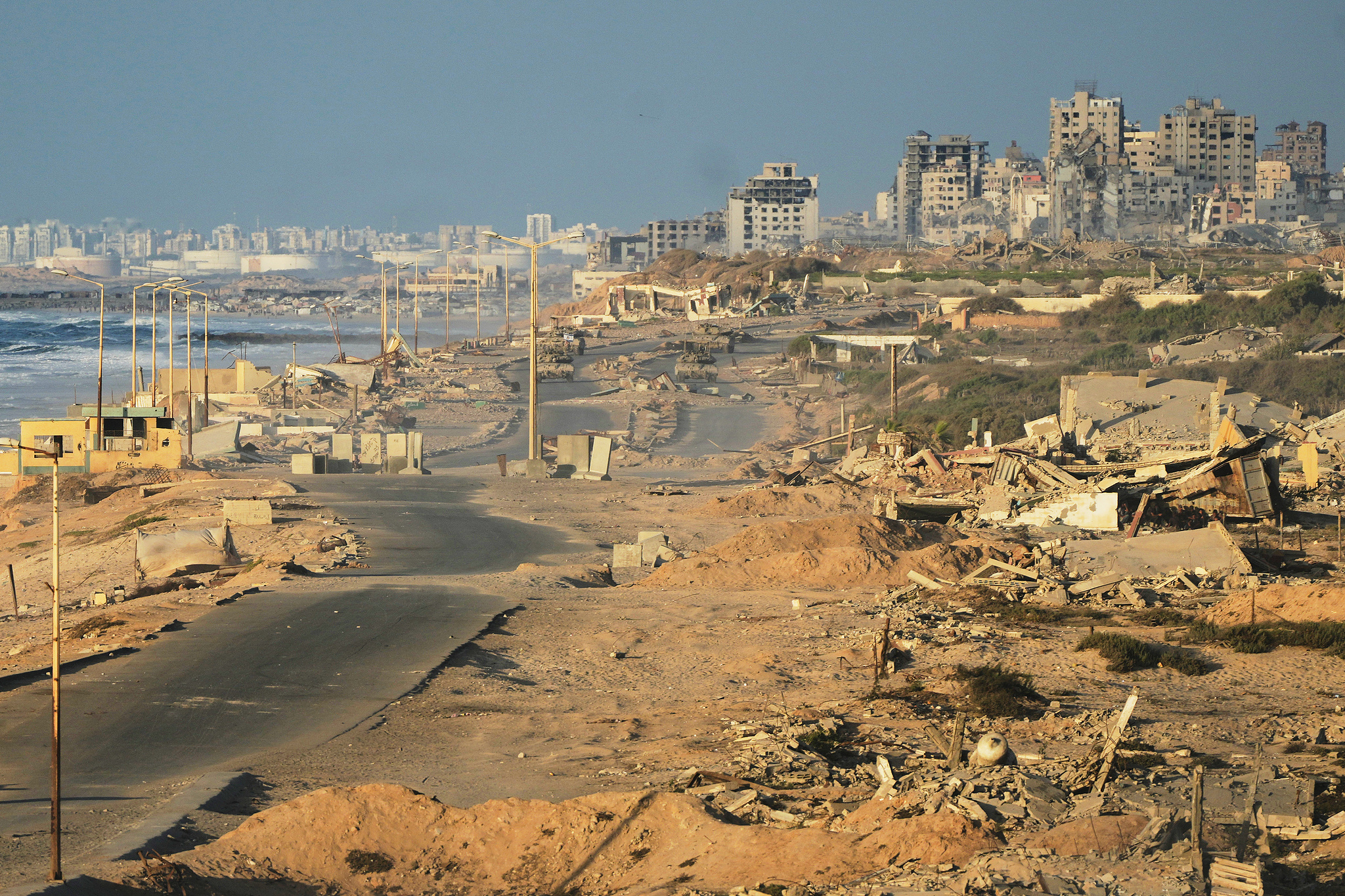 Israeli tanks are positioned on the coastal road leading to Gaza City near Wadi Gaza, in the central Gaza Strip, October 9, 2025. /VCG