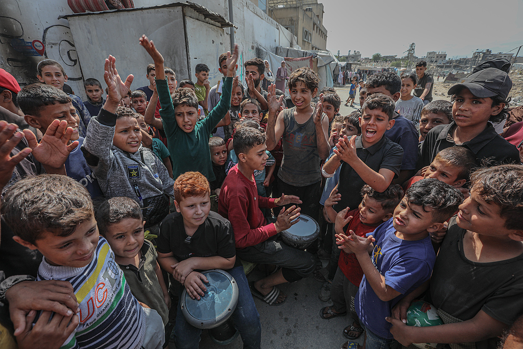 Palestinians gather to celebrate following the announcement of a ceasefire agreement expected to take effect in the Gaza Strip, Gaza City, Gaza, October 9, 2025. /VCG