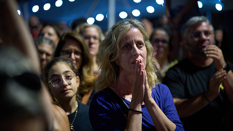 People gather to celebrate following the announcement that Israel and Hamas have agreed to the first phase of a peace plan to pause the fighting at a plaza known as Hostages Square in Tel Aviv, Israel, October 9, 2025. /VCG